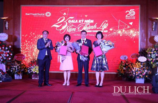Tổng Giám đốc BenThanh Tourist tặng hoa cho các cá nhân công tác 20 năm tại chi nhánh Hà Nội